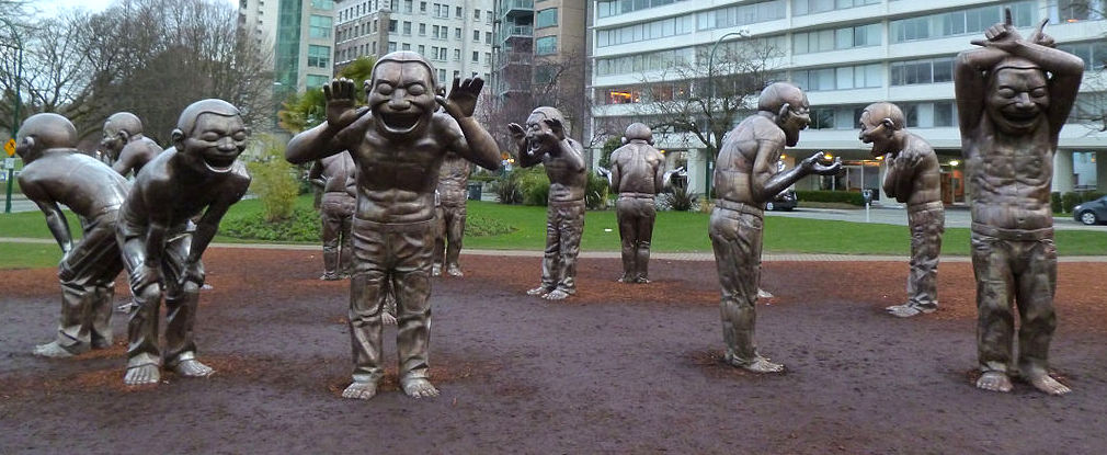 Yue Minjun: A-maze-ing Laughter (skulpturer i Vancouver)