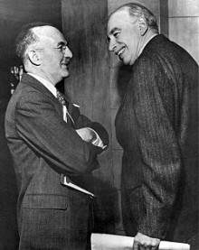 Harry Dexter White och John Maynard Keynes under Bretton Woodskonferensen.