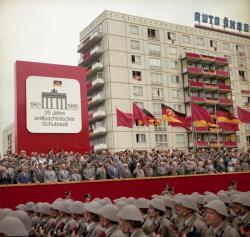 Ett annat firande - muren 25 år. Parad i Östberlin, DDR, 1986, tre år före murens fall