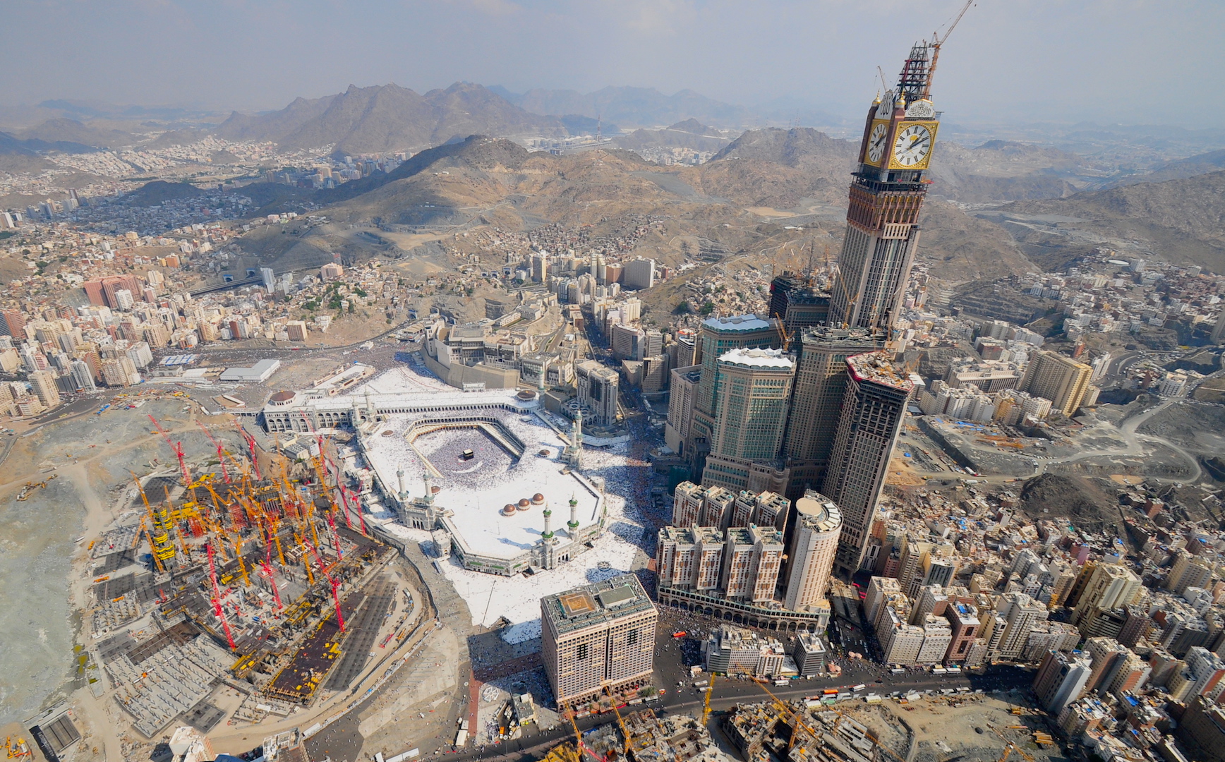 Världens största klocktorn, Royal Makkah Clock Tower, dominerar numera helt staden. Kaaba syns allra längst ner 