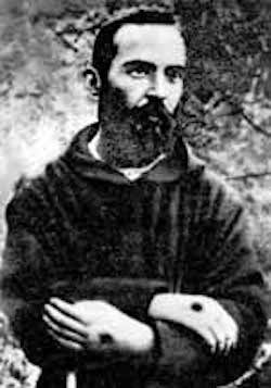 Padre Pio med stigmata på händerna