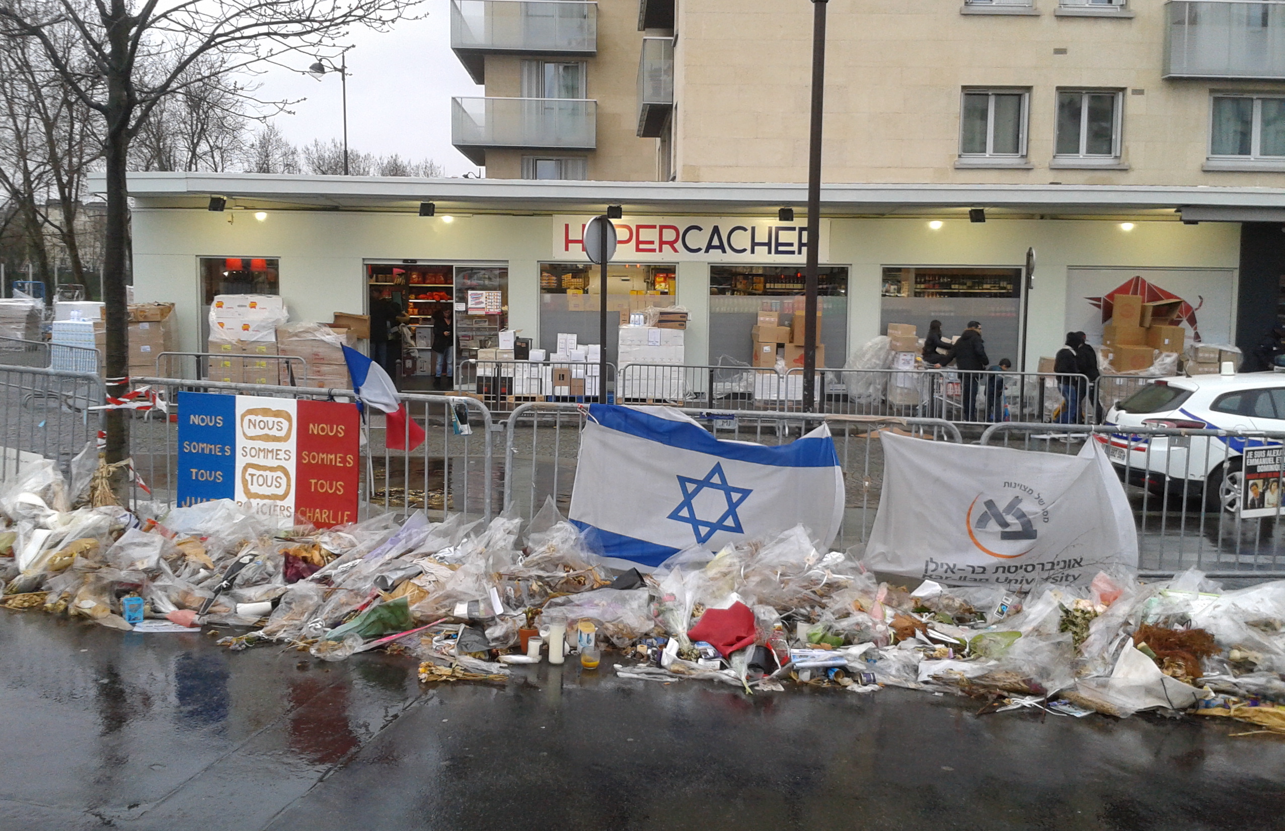 Framför kosheraffären i Paris efter morden 2015 (Wikipedia)